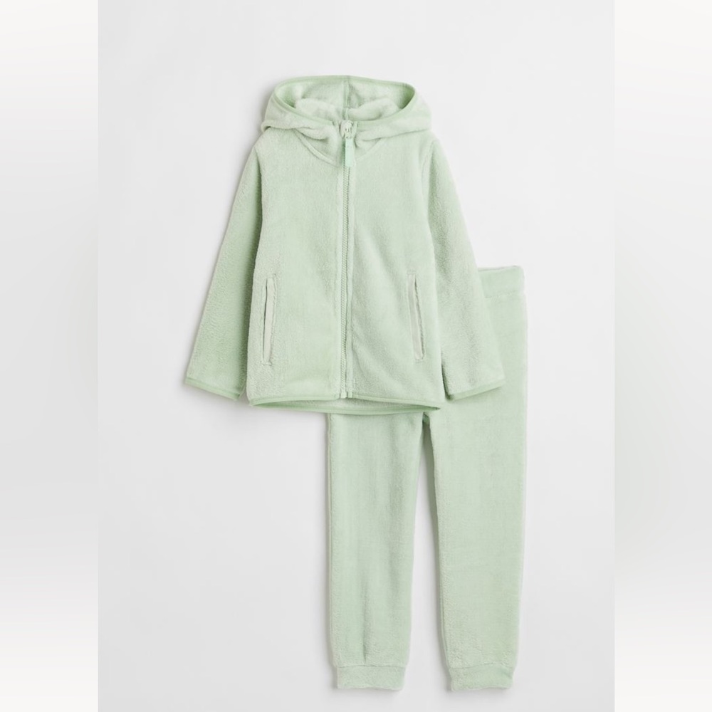 2- piece soft pile set, H&M girls size 5T/6